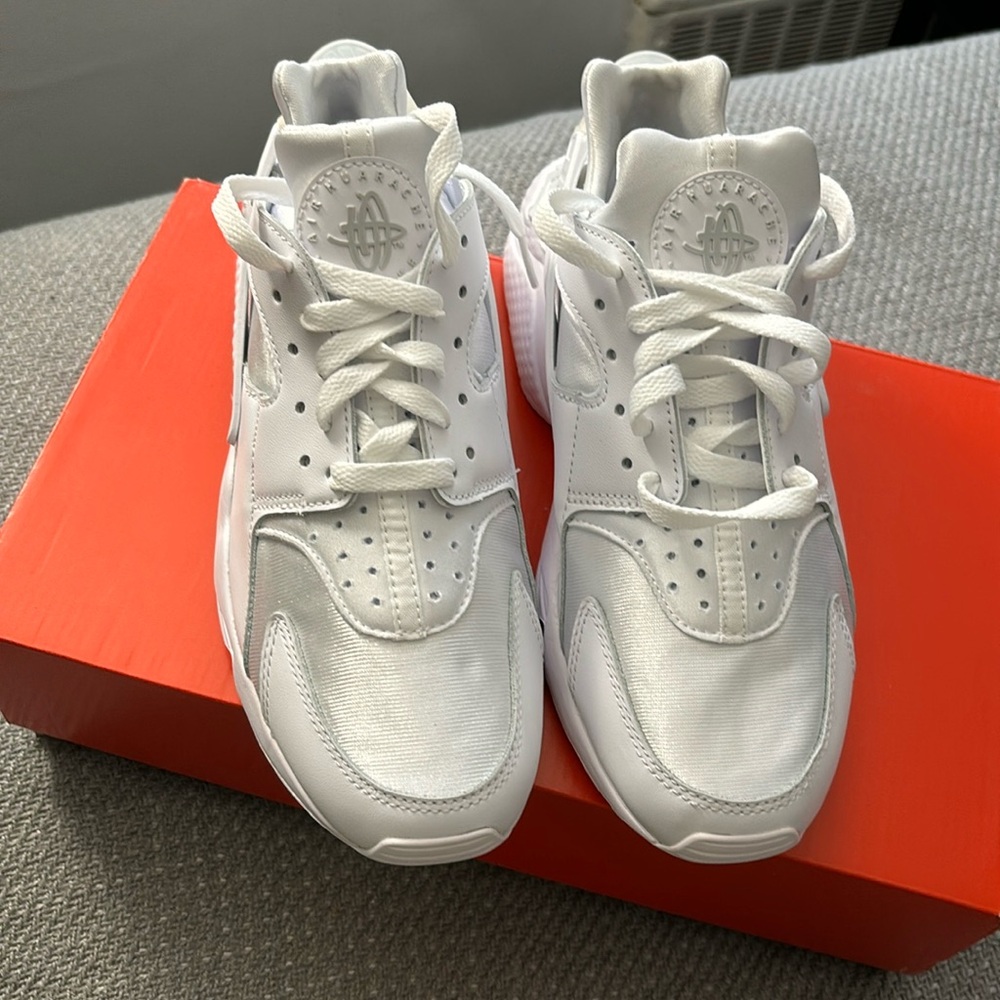 NIKE Hurraches FINAL PRICE. Store price $125